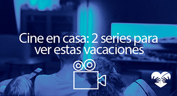 Imagen con filtro azul de una familia viendo la tele y encima el texto que dice: Cine en casa