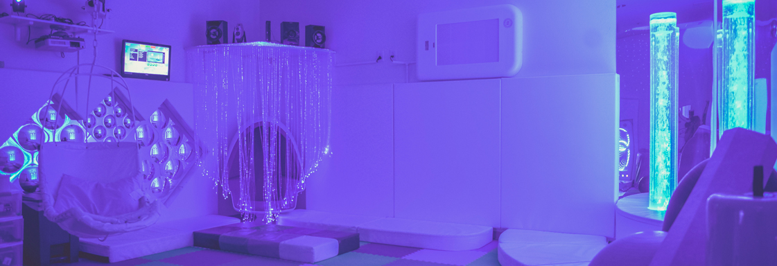 Fotografía de un Cuarto de Estimulación Multisensorial, con iluminación púrpura