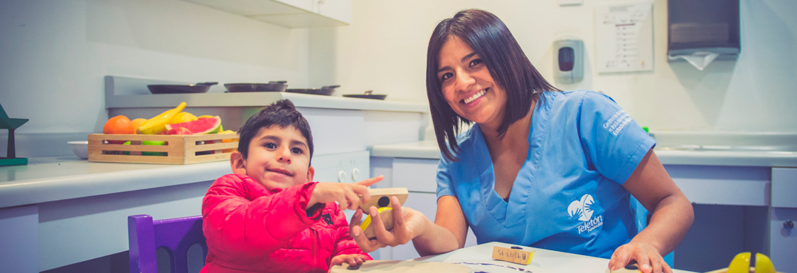Terapeuta trabaja con un niño en el área de terapia ocupacional del CRIT