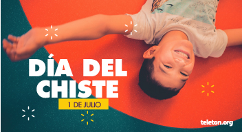Fotografía cenital de un niño riendo, recostado sobre un fondo naranja. Sobre la imagen está el texto, en blanco: Día del Chiste