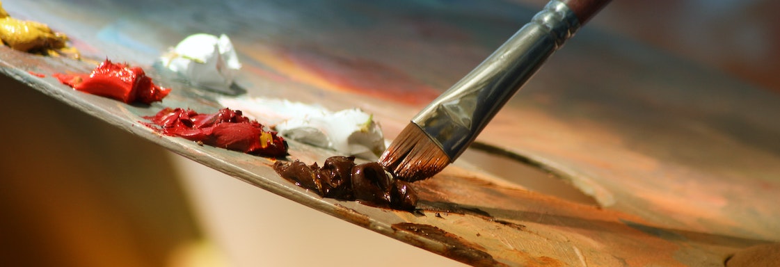 Imagen de portada. Fotografía de un pincel sobre una paleta de colores.