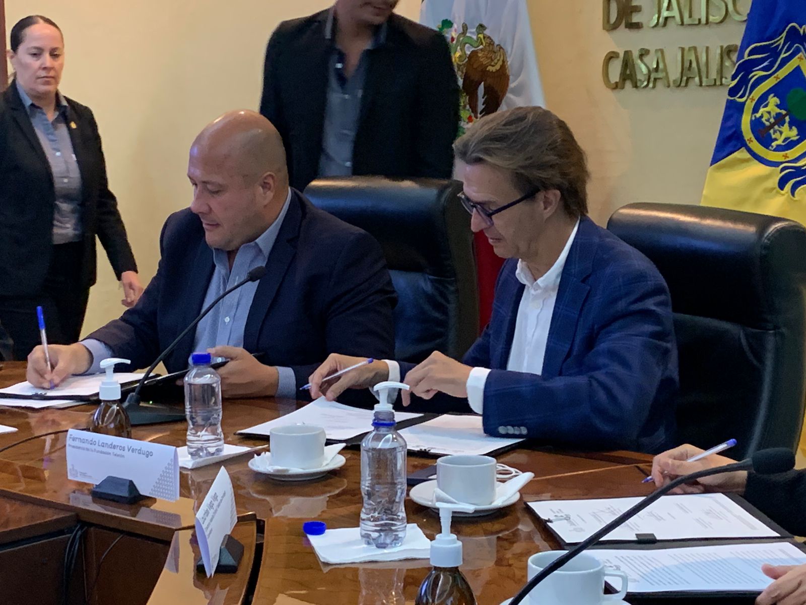 Imagen de portada: Fotografía de dos hombres firmando un documento. De izquierda a derecha: Enrique Alfaro Ramírez, gobernador de Jalisco; y Fernando Landeros Verdugo, presidente de Fundación Teletón.