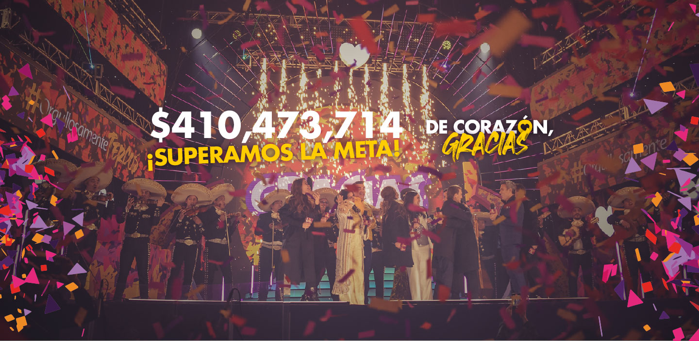 Fotografía de conductores sobre el escenario celebrando la llegada a la meta de Teletón 2022