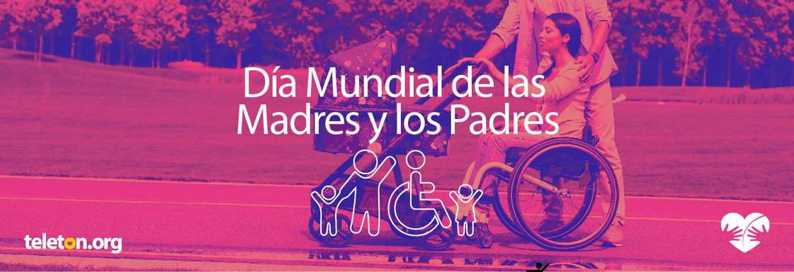 Foto con filtro rosa de una familia formada por una mujer sentada en silla de ruedas y un hombre de pie, ambos dirigiendo una carreola y encima el texto Día Mundial de las Madres y los Padres