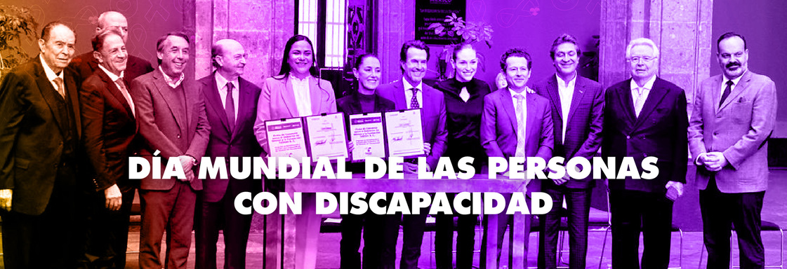 Foto de varias personas sosteniendo un documento y texto Día Mundial de las Personas con Discapacidad
